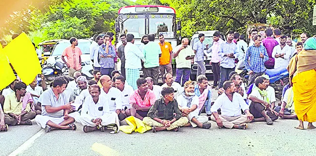 యూరియా కోసం రాస్తారోకో
