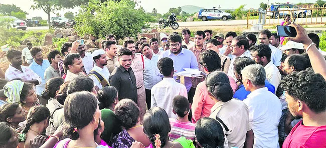 భూ వివాదంపై సబ్కలెక్టర్ విచారణ
