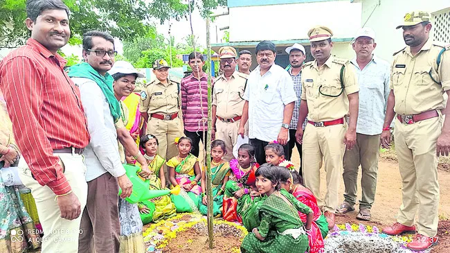 అడవులు తగ్గడంతోనే జనావాసాల్లోకి కోతులు