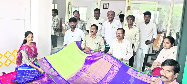 చేనేత ఉత్పత్తులను ప్రోత్సహిద్దాం 