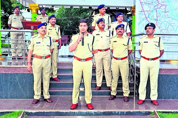 మర్యాదపూర్వకంగా వ్యవహరించాలి