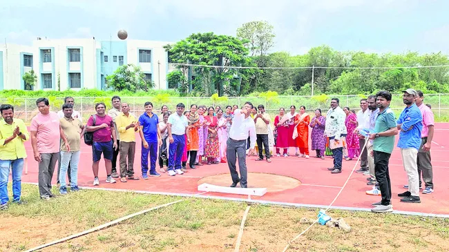 ఉత్సాహంగా  కొనసాగుతున్న పోటీలు  