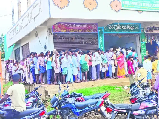 రైతులకు తప్పని యూరియా కష్టాలు