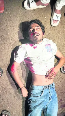 రోడ్డుప్రమాదంలో యువకుడి మృతి