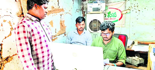 అధిక వసూళ్లకు పాల్పడితే చర్యలు