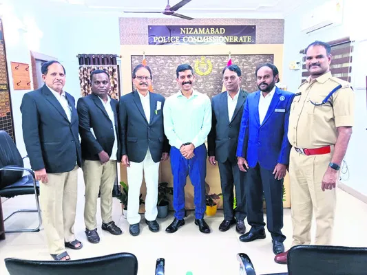 పబ్లిక్‌ ప్రాసిక్యూటర్లను సన్మానించిన సీపీ 