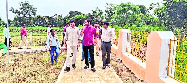 రామనగుడలో కలెక్టర్ పర్యటన