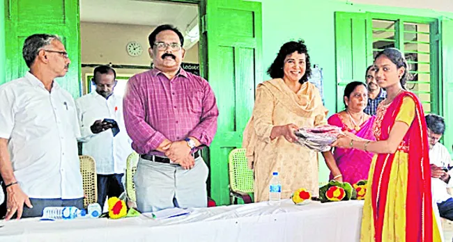 దాతల సహకారం అభినందనీయం