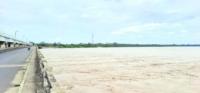 కాటన్ బ్యారేజీకి తగ్గిన వరద ఉధృతి