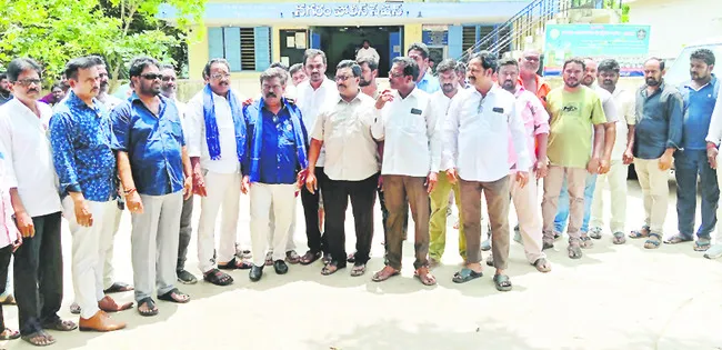 వివాదాస్పద ఫ్లెక్సీలపై చర్యలకు డిమాండ్
