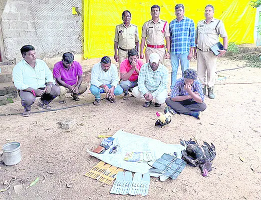 కోళ్ల పందెం స్థావరంపై పోలీసుల దాడి
