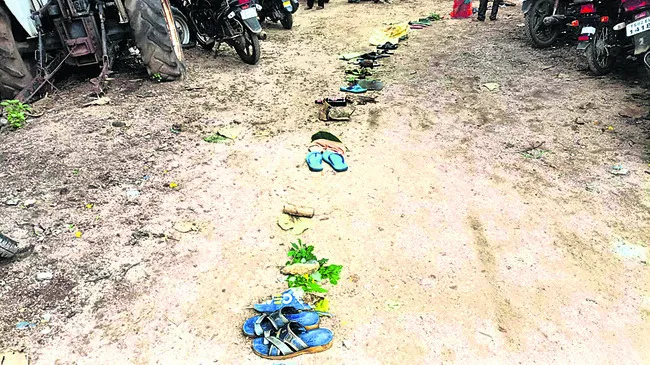‘చెప్పు’కున్నా తీరని బాధ