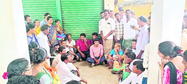 యూరియా పంపిణీలో ఇంత నిర్లక్ష్యమా ?