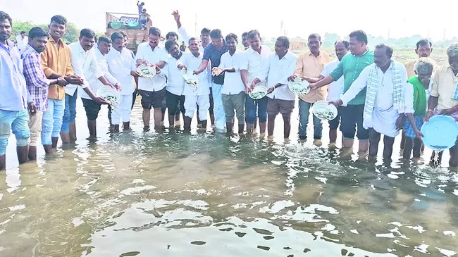 చేప పిల్లలు.. చెరువులకు చేరేనా?