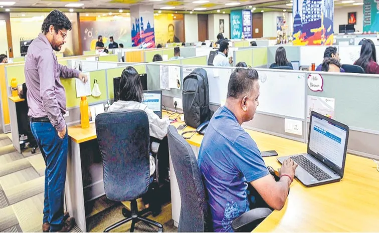 India services sector growth accelerated to a 15-year high in August