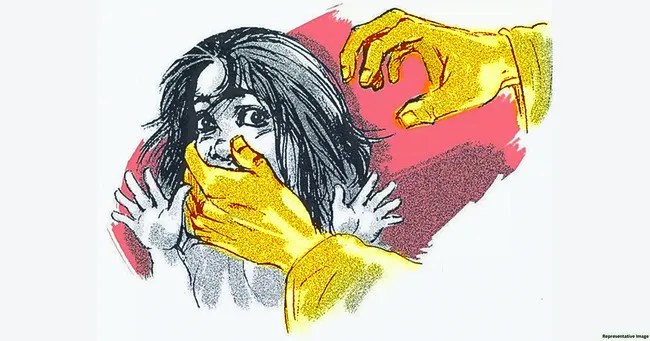 కన్నేసి కాటేస్తూ..