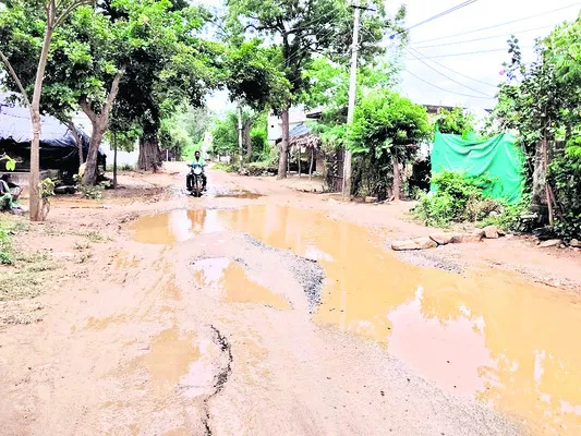 గుంతలమయంగా రహదారులు