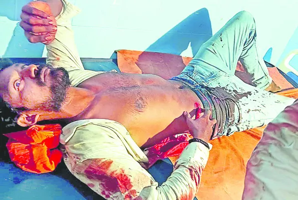ఊరేగింపులో ముగ్గురిపై కత్తిపోట్లు