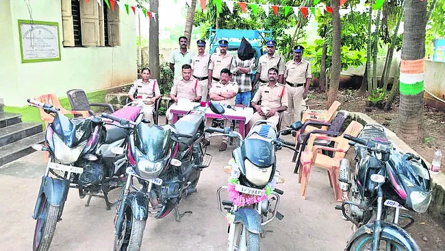 చోరీకి గురైన బైకులు స్వాధీనం
