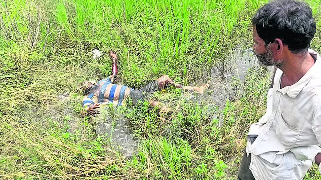 పంట పొలంలో గుర్తు తెలియని మృతదేహం 