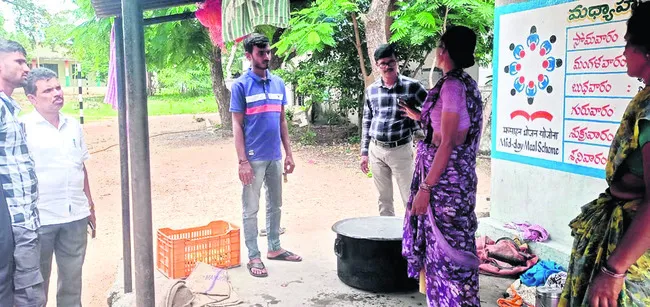 మధ్యాహ్న భోజనంలో బల్లి కలకలం