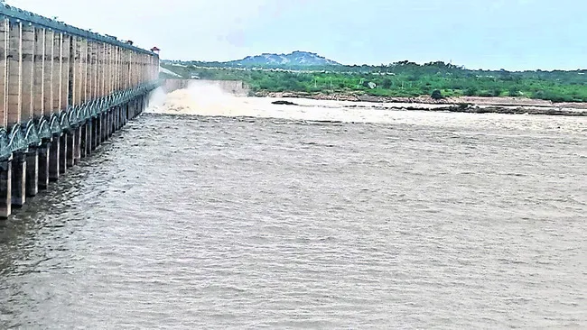 జూరాలకు కొనసాగుతున్న వరద