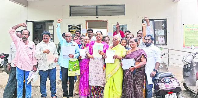 రెవెన్యూ రికార్డుల తారుమారుపై నిరసన