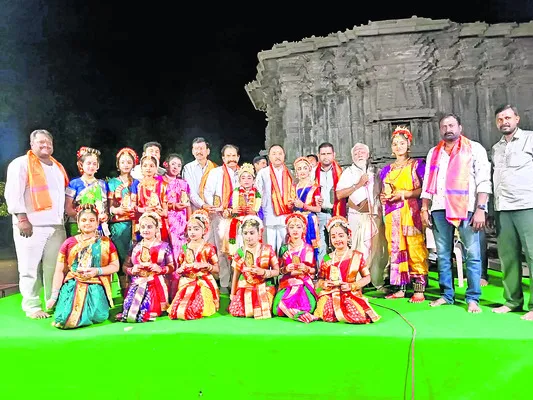 వేయిస్తంభాల ఆలయ అభివృద్ధికి కృషి 
