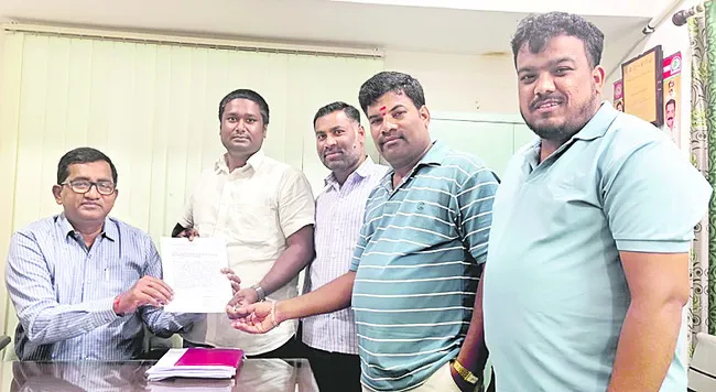 అధ్వానరోడ్డుతో అవస్థలు