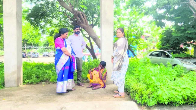 కొడుకు, కోడలు ఇంటి నుంచి గెంటేశారని..