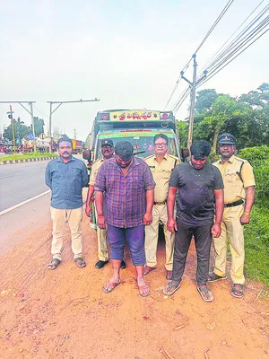 4 వేల కిలోల నల్ల బెల్లం స్వాధీనం 