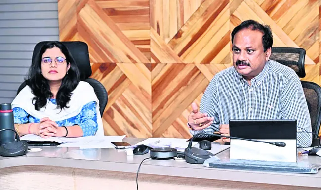 అభివృద్ధి పనుల్లో వేగం పెంచాలి
