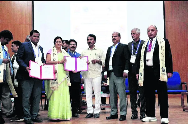 ● అవార్డుల అధ్యాపకురాలు..