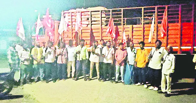 300 బస్తాల రేషన్‌ బియ్యం పట్టివేత 