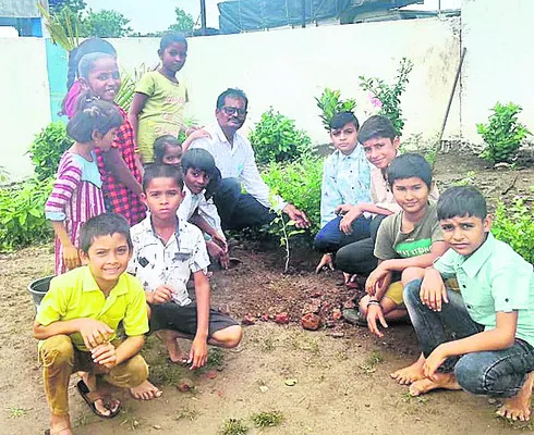 ఆంగ్లంలో బోధిస్తూ.. పుస్తకాలు రాయిస్తూ..