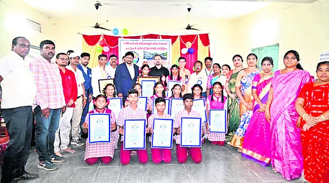 విద్యార్థులతో ఫిజికల్ సైన్స్ టీచర్ రాజేందర్ అద్భుతా