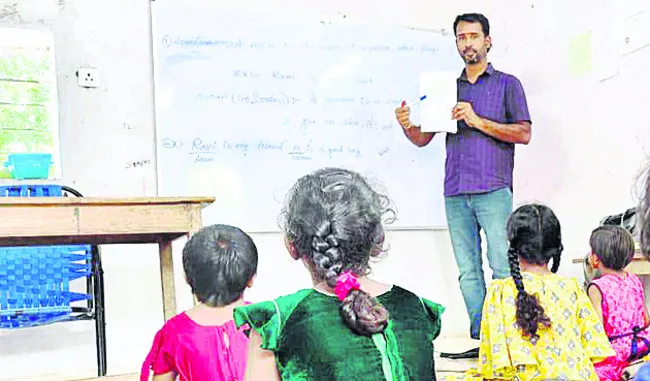 బడిని బతికించాడు
