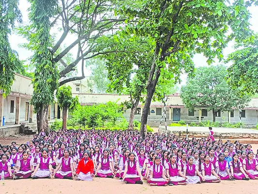 విద్యార్థుల్లో ఆత్మవిశ్వాసం పెంపొందించాలి 