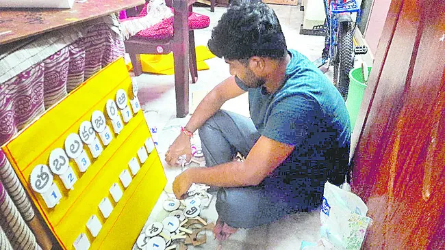కళాకారుడిగా రంగులద్ది.. గురువుగా మెరుగులు దిద్ది 