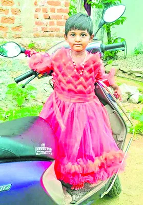 స్కూల్ బస్సు కింద పడి చిన్నారి మృతి