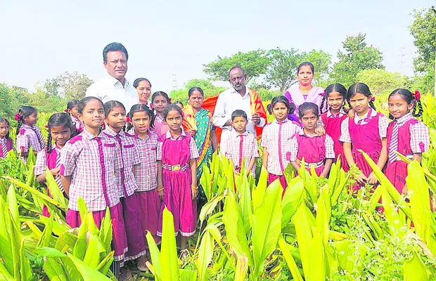 బోధనోపకరణాలతో..