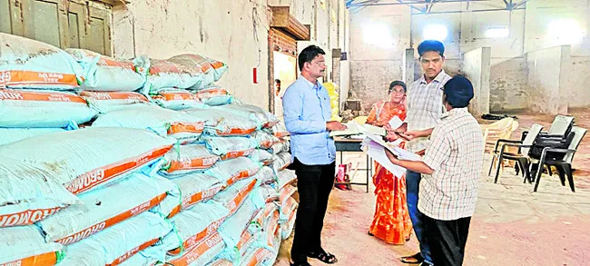 జిల్లాలో రైతులకు సరిపడా ఎరువుల నిల్వలు 