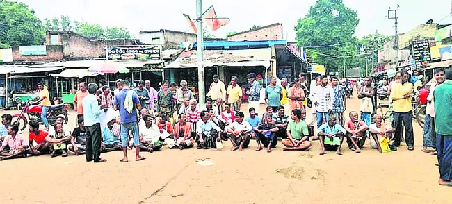 ఎరువుల కోసం రోడ్డెక్కిన రైతులు 