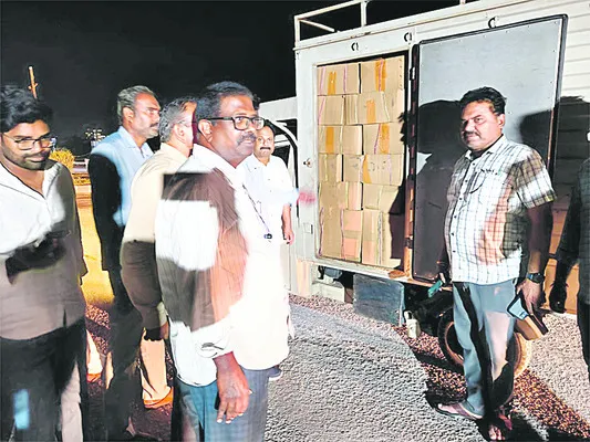 యూరియా అక్రమంగా విక్రయిస్తే కఠిన చర్యలు