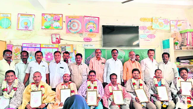 వెలుగులు నింపేది టీచర్లే