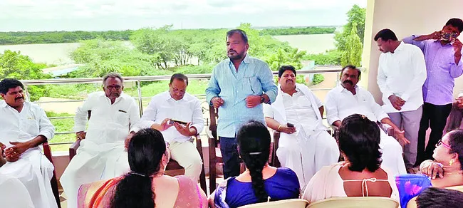 పాలన చేతకాకపోతే తప్పుకోండి