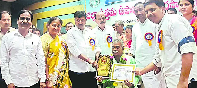 సృజనాత్మకంగా బోధిస్తూ.. ఉన్నతంగా తీర్చిదిద్దుతూ.. 