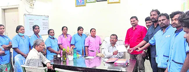 కార్మికులకు భారం తగ్గించాలి