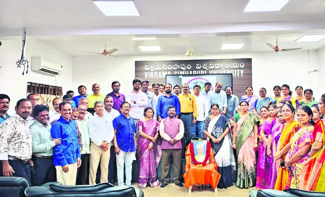 సమాజ నిర్మాణంలో టీచర్లదే కీలకపాత్ర 