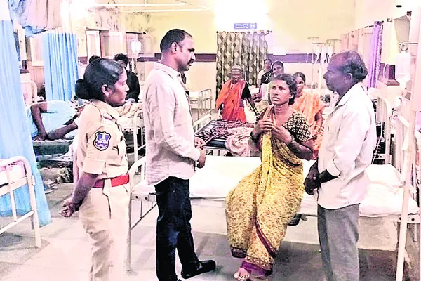 యూరియా కోసం వెళ్తే బంగారం పోయింది..